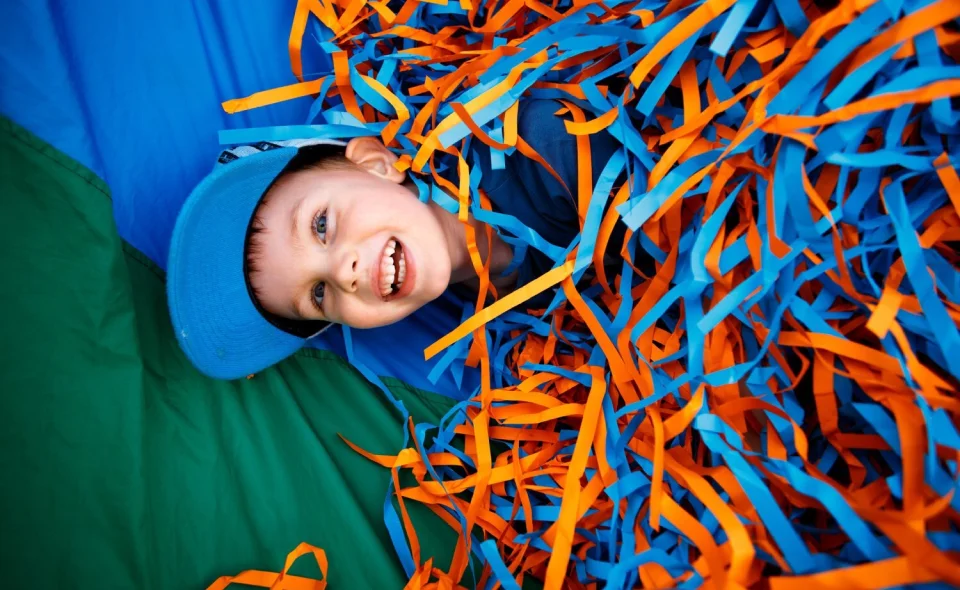 Счастливый ребенок на развлечении в Ставрополе